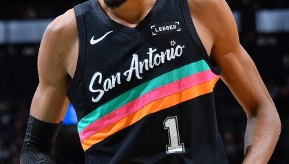 开云平台-王者归来取大胜！光头文班22+10完压字母 膝盖被撞后5记三分超准