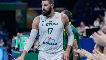 开云官网-瓦兰丘纳斯受犯规困扰仍高效砍14分，5投4罚贡献4板1帽但正负值-15