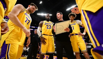 开云下载-湖人新赛季赛程深度剖析：开局挑战严峻 末段赛程有利 格莱美客场成最大难关