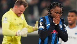 慢镜头：卢克曼昨日训练中小腿受伤，亚特兰大担心他拉伤影响转会