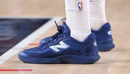 伦纳德穿着Kawhi5，得到20分8篮板3助攻1抢断