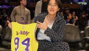 开云平台-哥哥~防弹少年团成员郑号锡手持湖人球衣现身场边