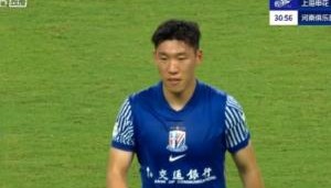 kaiyun-无法坚持！朱辰杰争顶头球时受伤，第32分钟被替换下场